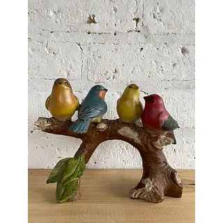 Figura De 4 Pájaros Posados Sobre Un Tronco