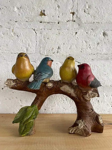 Figura De 4 Pájaros Posados Sobre Un Tronco