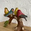 Figura De 4 Pájaros Posados Sobre Un Tronco
