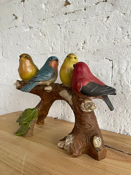 Figura De 4 Pájaros Posados Sobre Un Tronco