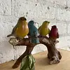 Figura De 4 Pájaros Posados Sobre Un Tronco