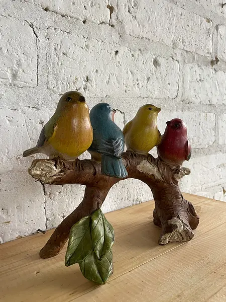 Figura De 4 Pájaros Posados Sobre Un Tronco
