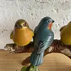 Figura De 4 Pájaros Posados Sobre Un Tronco