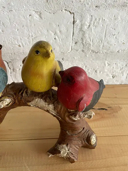 Figura De 4 Pájaros Posados Sobre Un Tronco