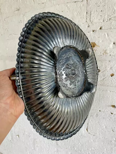 Canastilla Ovalada Sobre 4 Patas 1930