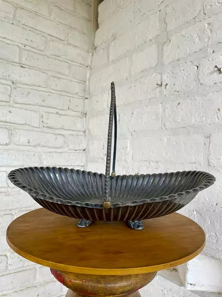 Canastilla Ovalada Sobre 4 Patas 1930