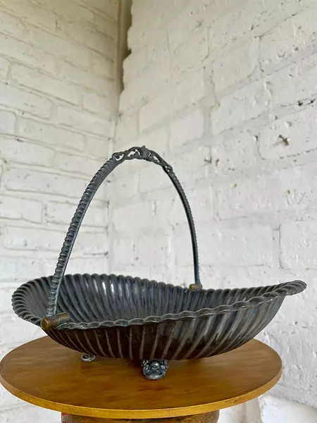 Canastilla Ovalada Sobre 4 Patas 1930