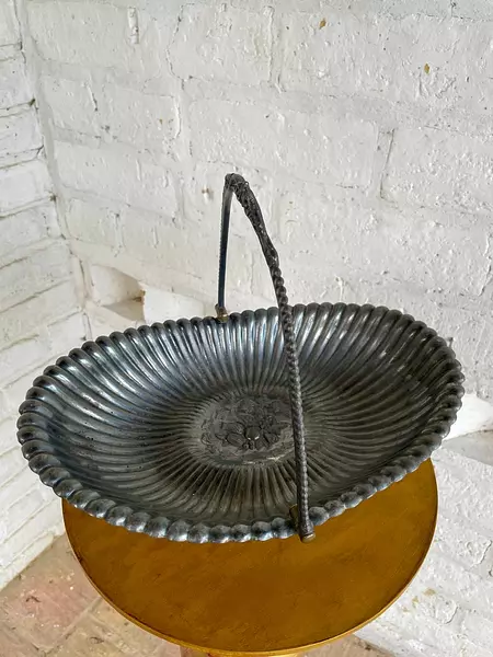 Canastilla Ovalada Sobre 4 Patas 1930