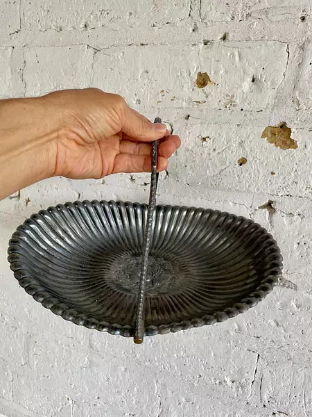 Canastilla Ovalada Sobre 4 Patas 1930