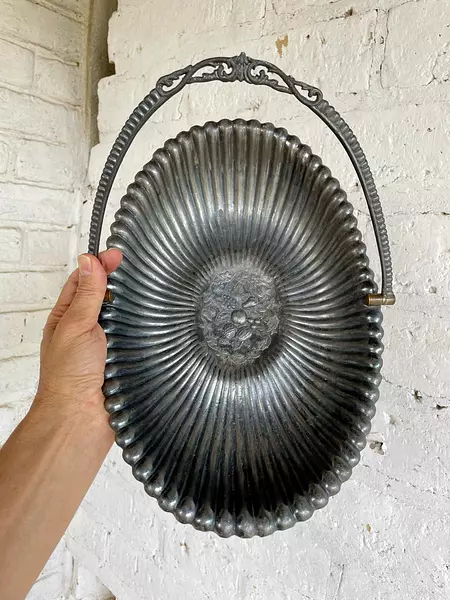 Canastilla Ovalada Sobre 4 Patas 1930