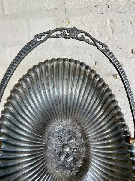 Canastilla Ovalada Sobre 4 Patas 1930