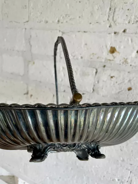 Canastilla Ovalada Sobre 4 Patas 1930