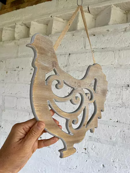 Figura De Gallina Calada Con Arabescos