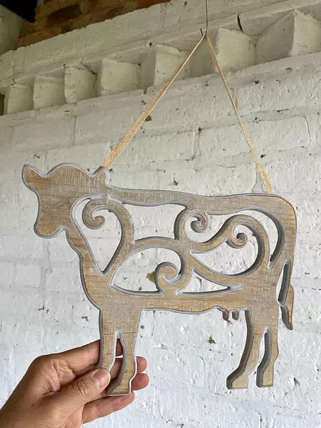 Silueta De Vaca Calada Con Arabescos