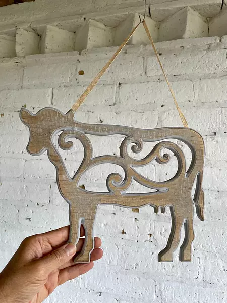 Silueta De Vaca Calada Con Arabescos