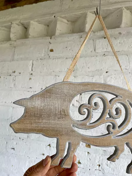 Silueta De Cerdo Calado Con Arabescos