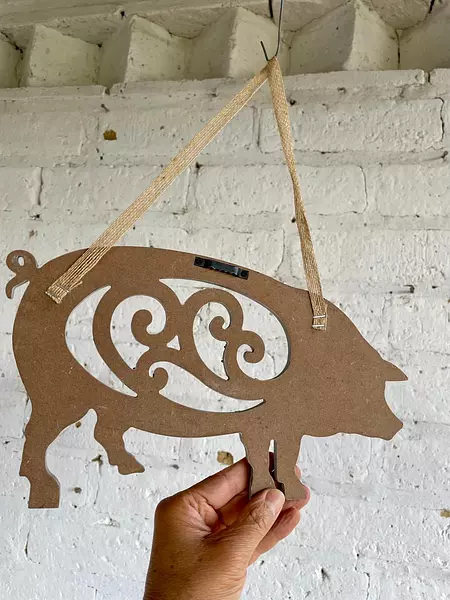 Silueta De Cerdo Calado Con Arabescos