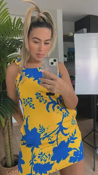 Vestido Amarillo Y Azul – Contraste Vibrante