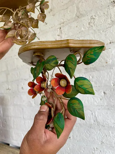 Repisas Con Flores Y Hojas Metálicas - 2000