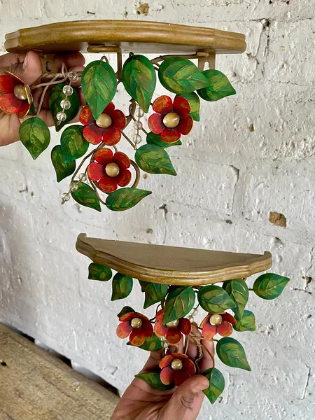 Repisas Con Flores Y Hojas Metálicas - 2000