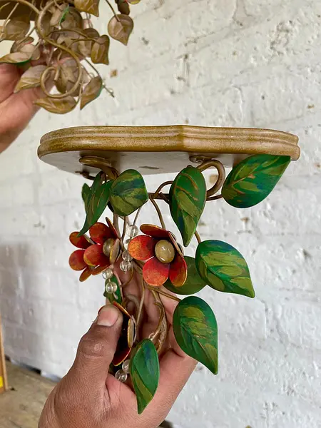 Repisas Con Flores Y Hojas Metálicas - 2000