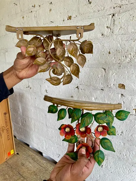 Repisas Con Flores Y Hojas Metálicas - 2000