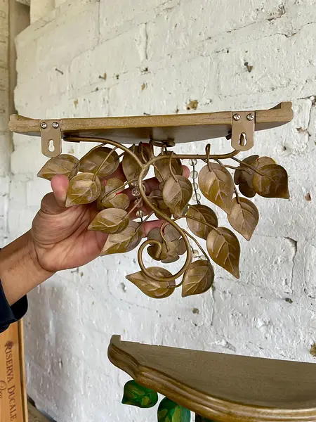 Repisas Con Flores Y Hojas Metálicas - 2000