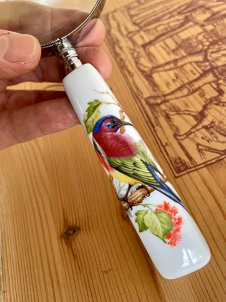 Lupa De Mano Y Mango Decorado Con Un Pájaro - U.S.A. 2005