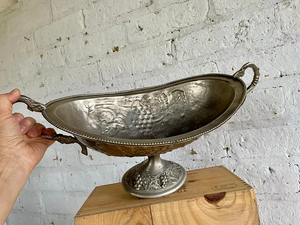 Copón Metálico Con Uvas Alto Relieve