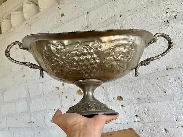 Copón Metálico Con Uvas Alto Relieve