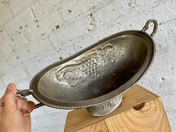 Copón Metálico Con Uvas Alto Relieve