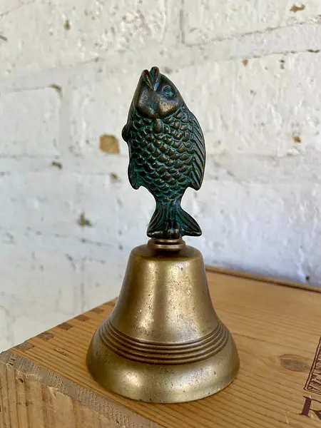 Campana De Mano Con Un Pez Como Mango