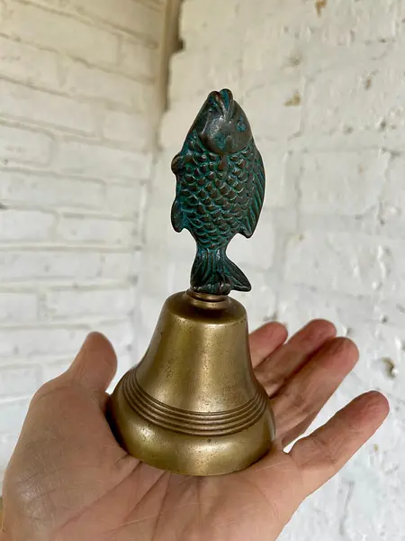 Campana De Mano Con Un Pez Como Mango