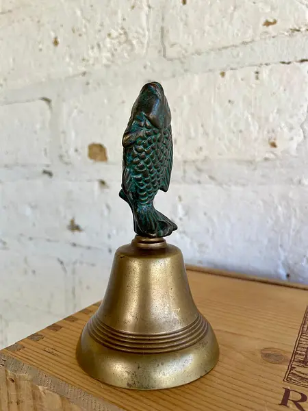 Campana De Mano Con Un Pez Como Mango