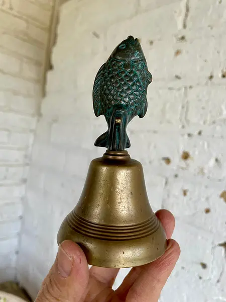 Campana De Mano Con Un Pez Como Mango