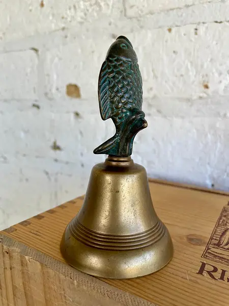 Campana De Mano Con Un Pez Como Mango