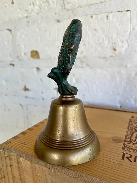 Campana De Mano Con Un Pez Como Mango