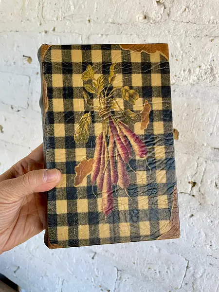 Caja Con Forma De Libro Antiguo "Le Poteger"