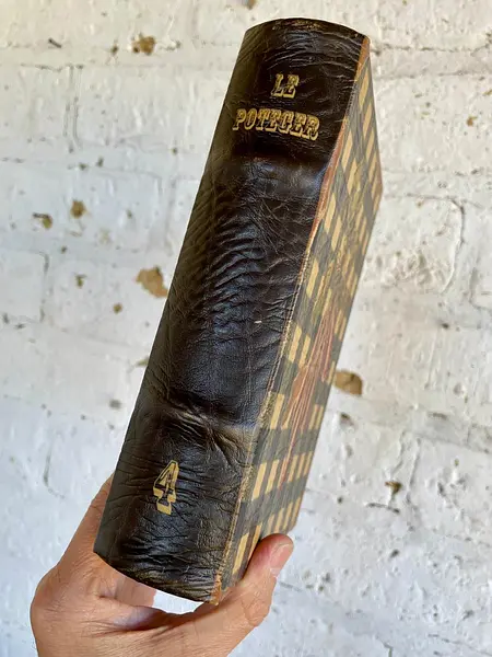 Caja Con Forma De Libro Antiguo "Le Poteger"