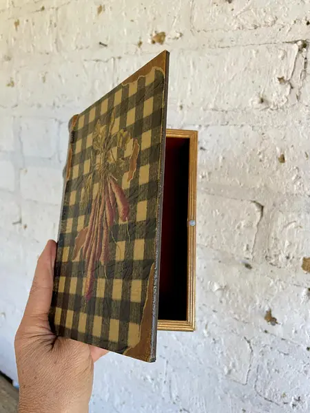 Caja Con Forma De Libro Antiguo "Le Poteger"