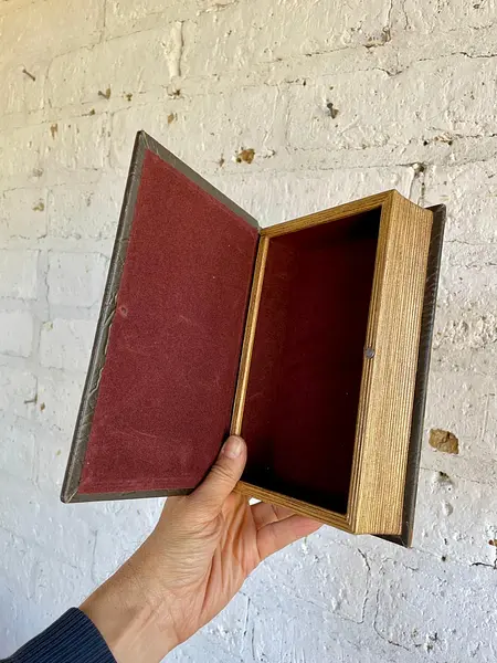 Caja Con Forma De Libro Antiguo "Le Poteger"