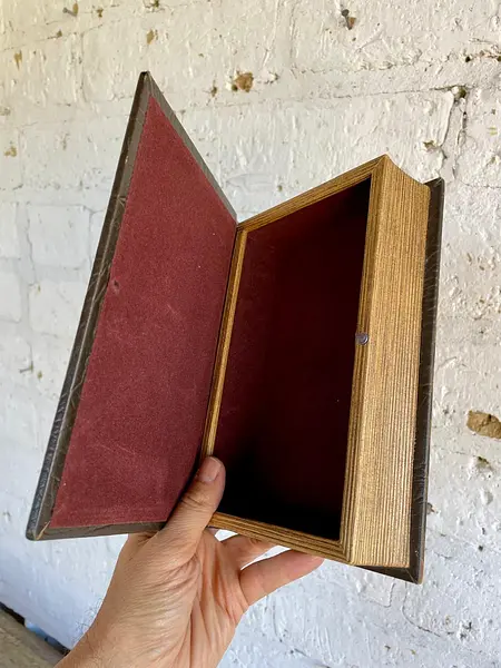 Caja Con Forma De Libro Antiguo "Le Poteger"