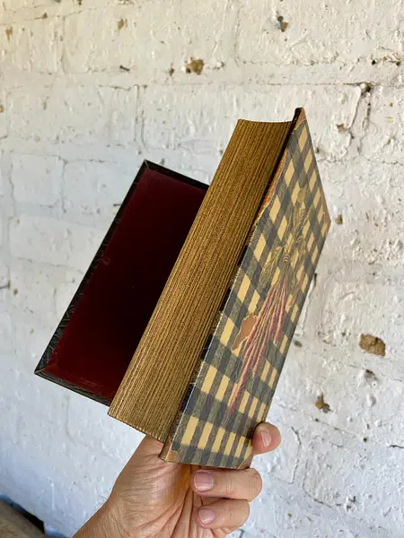 Caja Con Forma De Libro Antiguo "Le Poteger"