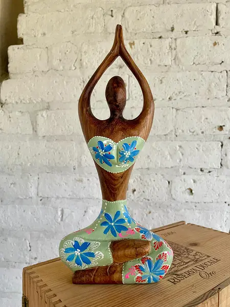 Figura De Mujer Practicando Yoga - Indonesia 2005