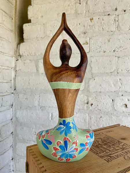 Figura De Mujer Practicando Yoga - Indonesia 2005