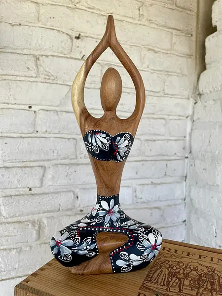 Figura De Mujer Practicando Yoga - Indonesia 2005