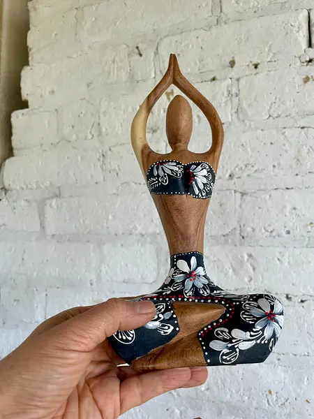 Figura De Mujer Practicando Yoga - Indonesia 2005