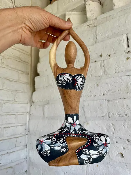 Figura De Mujer Practicando Yoga - Indonesia 2005