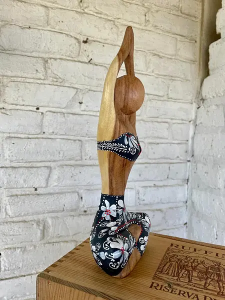 Figura De Mujer Practicando Yoga - Indonesia 2005