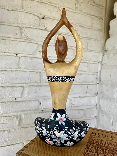 Figura De Mujer Practicando Yoga - Indonesia 2005